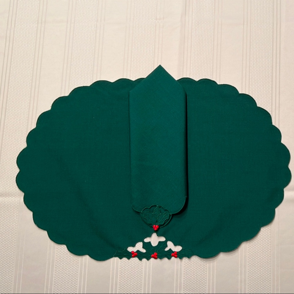 Green Scalloped Table Linen for Dining